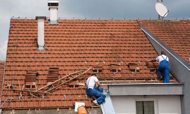 Reformas Giraldo personas arreglando tejado